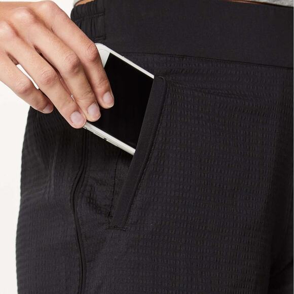 LULULEMON Pack Light Short 2.5" Black Pockets Mid Rise Office Commute Size 8 - Picture 3 of 8